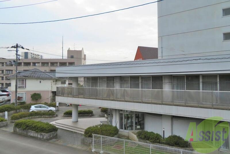 バルコニー　眺めは良いとは言えませんが日当たりは核は出来てそうです。