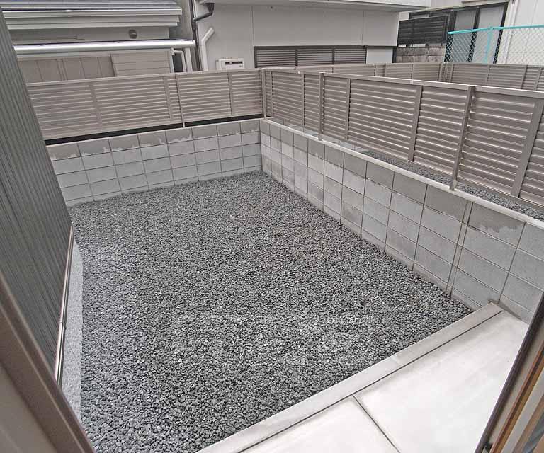 バルコニー　一階のお部屋には広いお庭がついています。