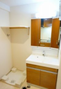 洗面設備　独立洗面台、小物を置くことができて便利です