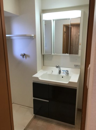 洗面設備　明るい洗面所です