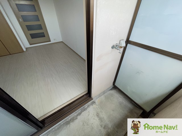 バルコニー　東向きです。洗濯機はベランダに置けます。