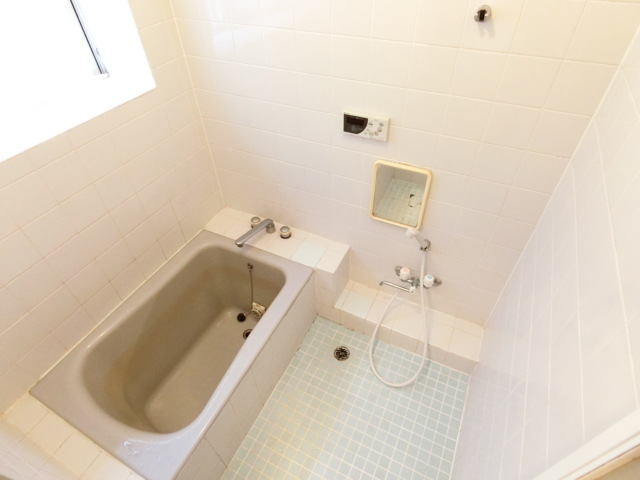 バス・シャワールーム　換気窓のあるバスルーム！採光も良好です☆