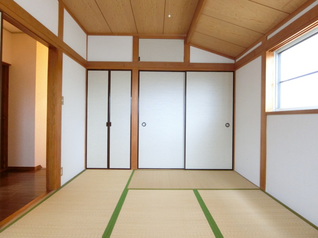 その他部屋・スペース　2階和室　収納力豊富です☆