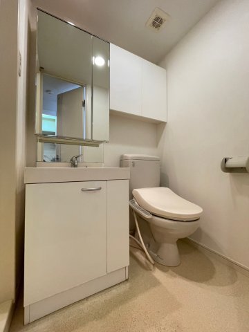 洗面設備　ウォシュレット付き♪モデルルームの為、現状を優先致します。