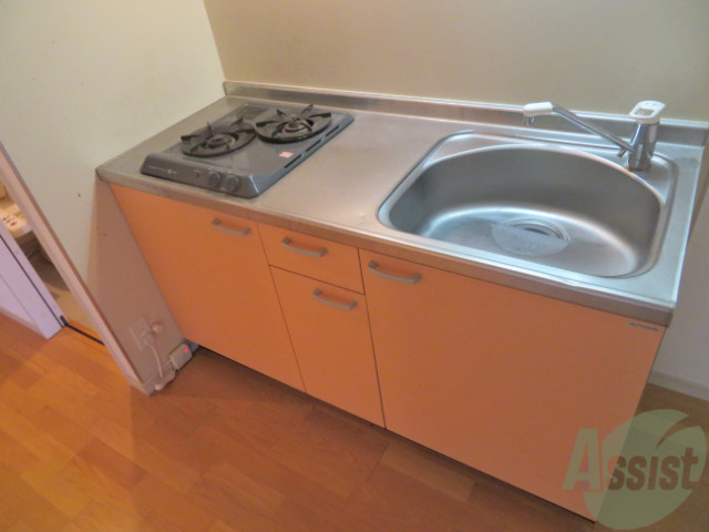 キッチン　ガスコンロが設置されています。これですぐ使えますね。