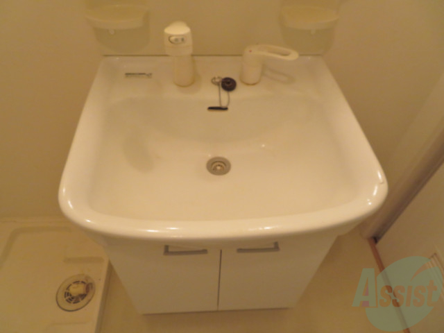 洗面設備　洗面台。朝の身支度はここでばっちり決めましょう。