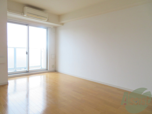 居室・リビング　リビングです。晴れていれば陽がぐっと入ってきそうです。