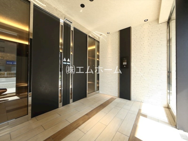 エントランス　エントランス　オートロック付　防犯カメラ有り