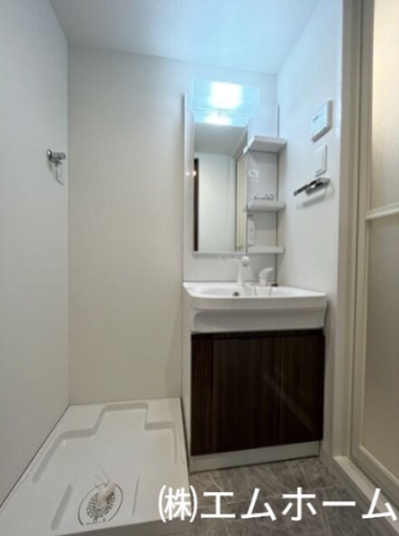 洗面設備　脱衣所　独立洗面台（シャンプードレッサー付）収納スペース有