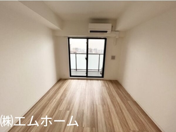 バルコニー　洋室6.8帖　エアコン完備　クローゼット付　バルコニー