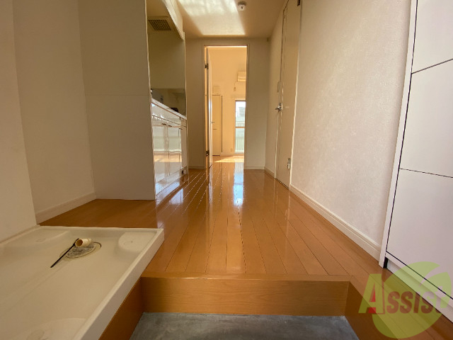 玄関　玄関から撮影しました。敷居が高くなくて安心ですね。