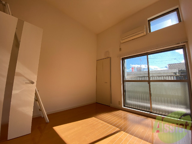 居室・リビング　こちらがリビングです。陽が入ってくるのがわかります。