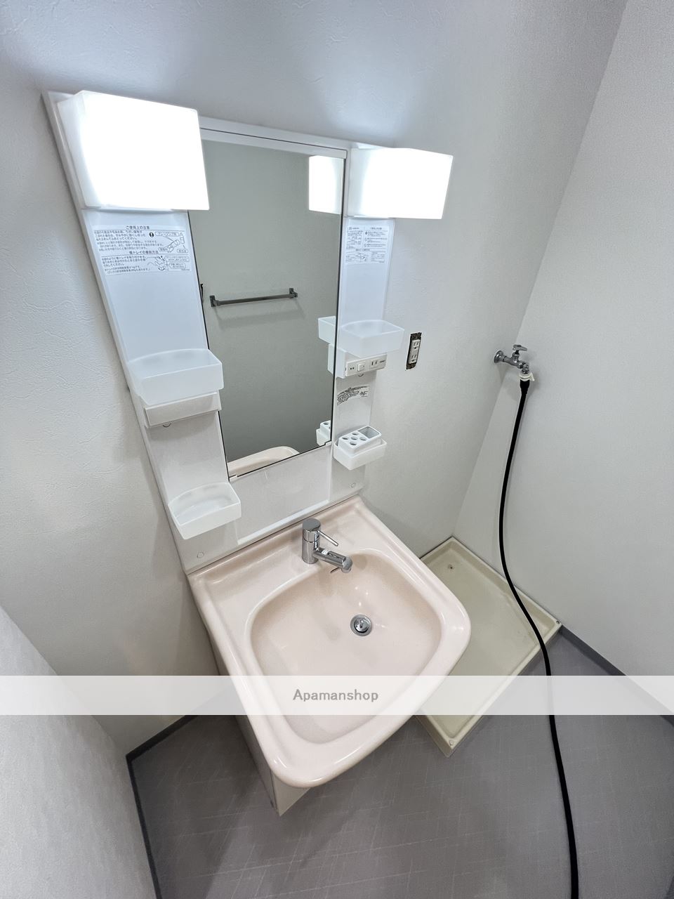 洗面設備　※同物件、別部屋の写真です。