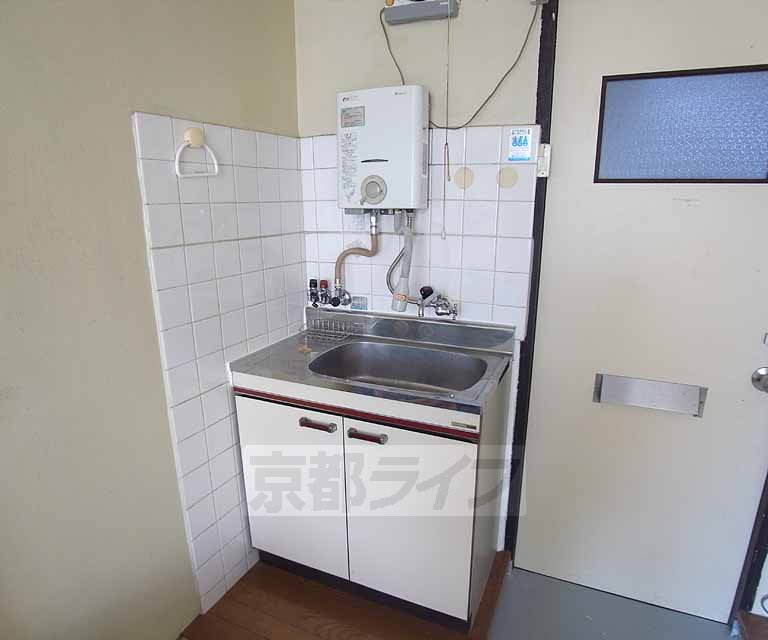 キッチン　給湯器付いてます