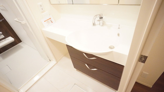 洗面設備　三面鏡