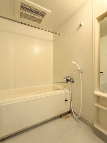 バス・シャワールーム　落ち着いた空間のお風呂です