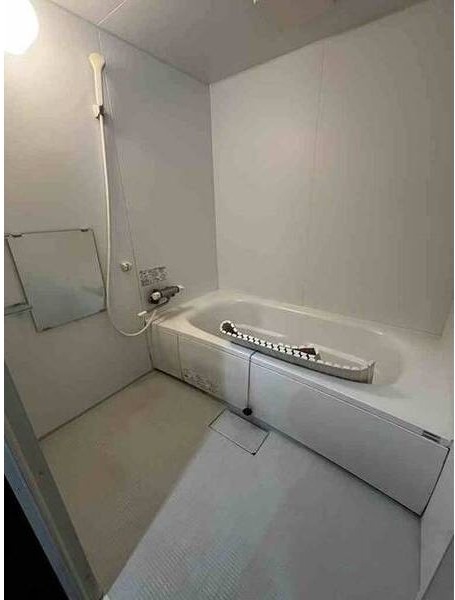 バス・シャワールーム　広々とした一坪バスタイプです！