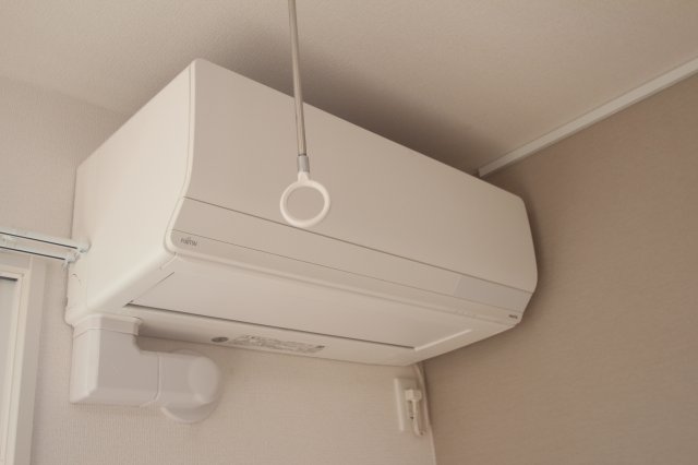 その他設備　リビングにあるエアコン＆室内物干し器
