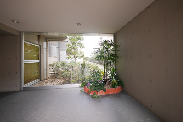 ロビー　エントランスロビーにも植栽があります