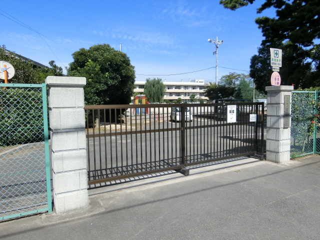小学校　市川市立冨貴島小学校（小学校）まで599m