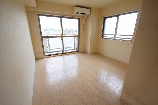 居室・リビング　同物件別室