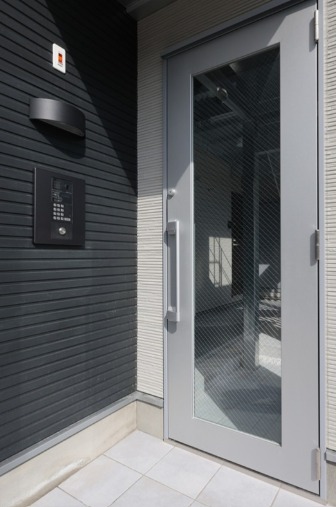 エントランス　オートロック付きで安心ですね