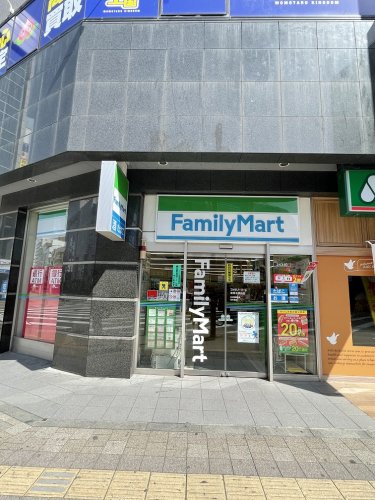 コンビニ　ファミリーマート本厚木駅前店（コンビニ）まで676m