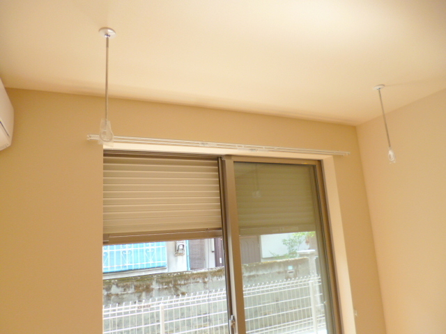 その他設備　★防犯シャッターに室内物干しフック★