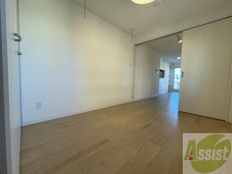 その他部屋・スペース　戸を閉めるとリビングと区切られた寝室にすることができますよ。