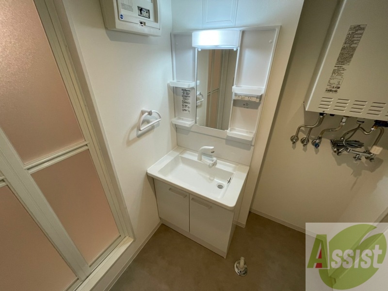 洗面設備　独立洗面台です。大きくてよいですね。シャンプーもできます。