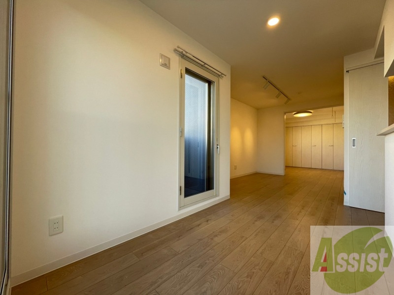 居室・リビング　リビングです。木目のフローリングが落ち着きますね。