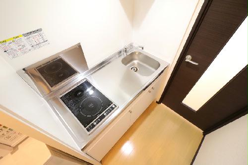 キッチン　２口の電気コンロはスタイリッシュでお掃除も楽々♪