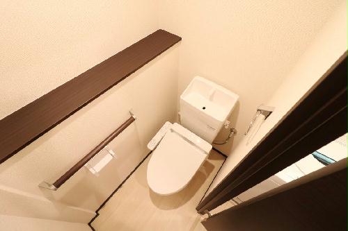 トイレ　温水洗浄便座、手すり設置済み