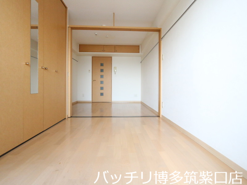 居室・リビング　画像は別号室の為、現状優先になります。