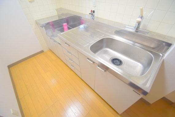 キッチン　コンパクトなキッチンで掃除もラクラク