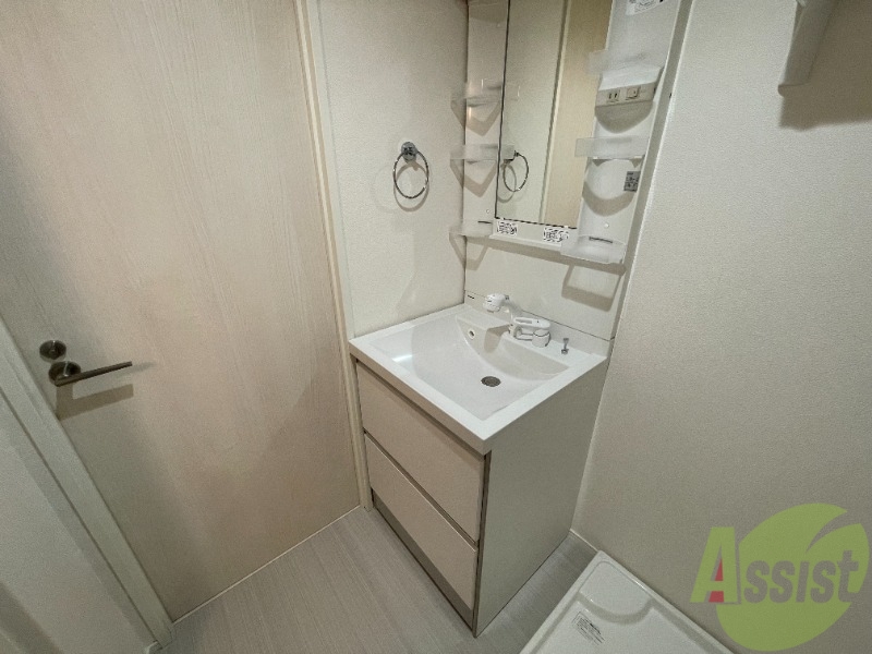 洗面設備　洗面化粧台も独立しており、洗面台の棚も利便性がありますね。