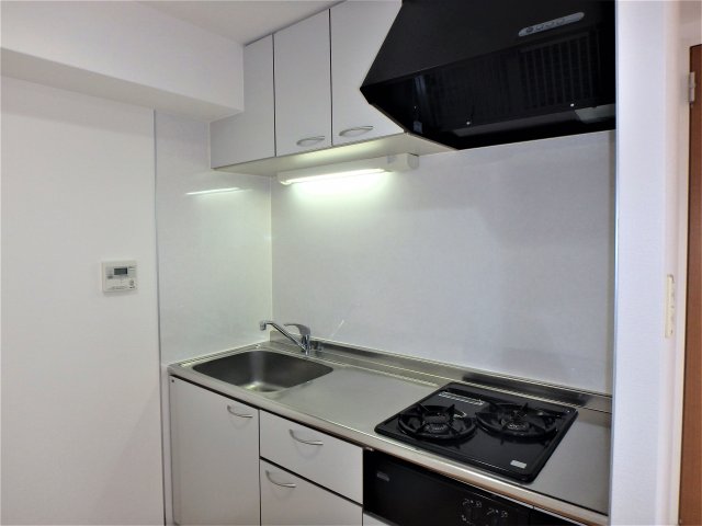 キッチン　白を基調としたキッチンは清潔感があり、収納もばっちりです☆（