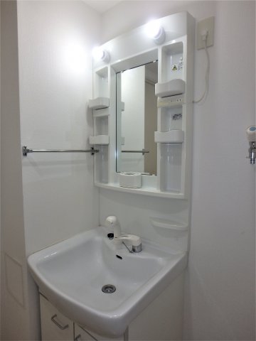 洗面設備　明るい洗面化粧台で朝の身支度もばっちりですね♪（同仕様のお部