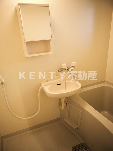 バス・シャワールーム　コンパクトで使いやすいお風呂です