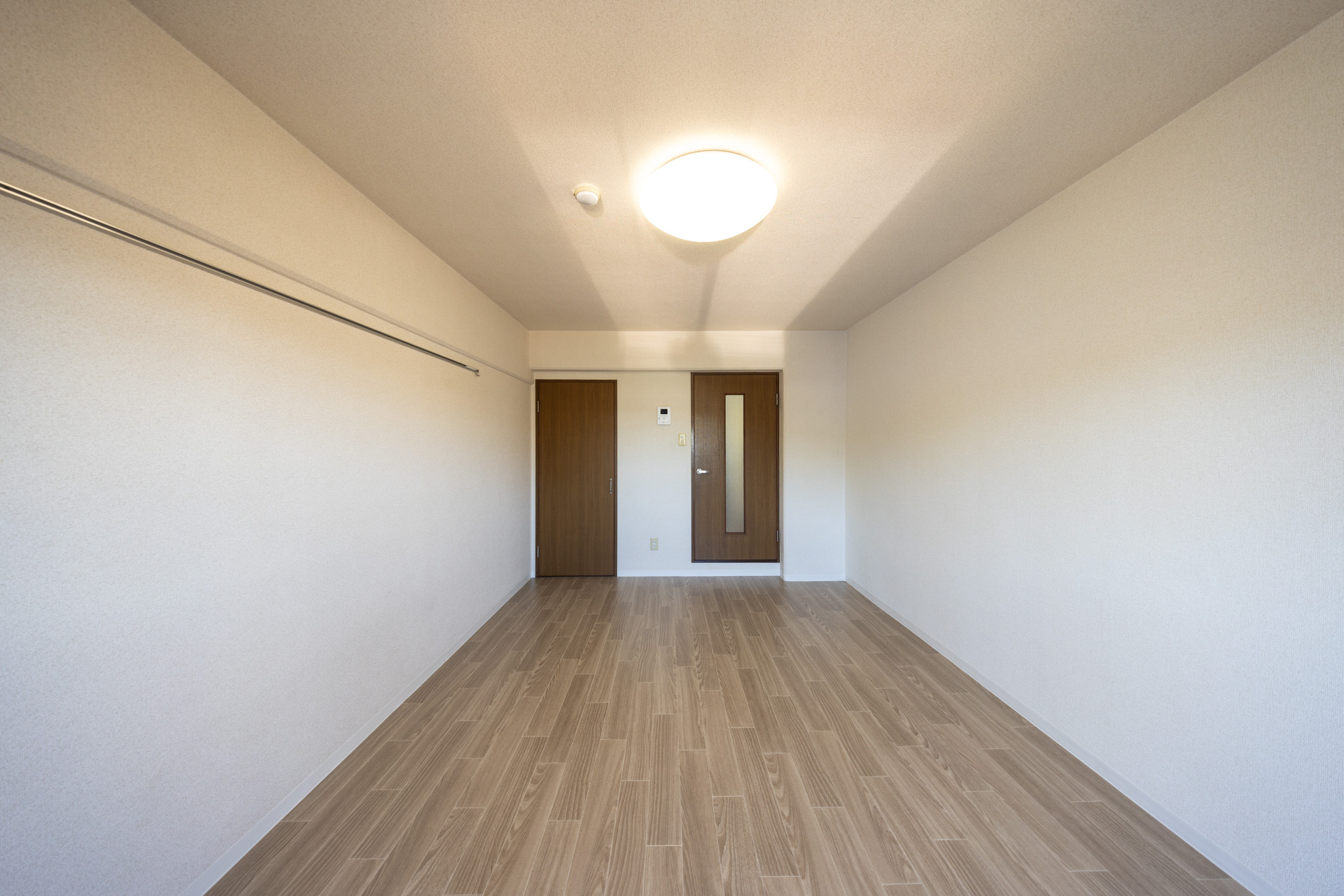 居室・リビング　8帖の洋室、使いやすいシンプル空間