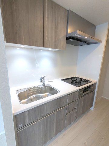 キッチン　浄水器・グリル付ガス3口システムキッチン、瀟洒でお手入れ楽な