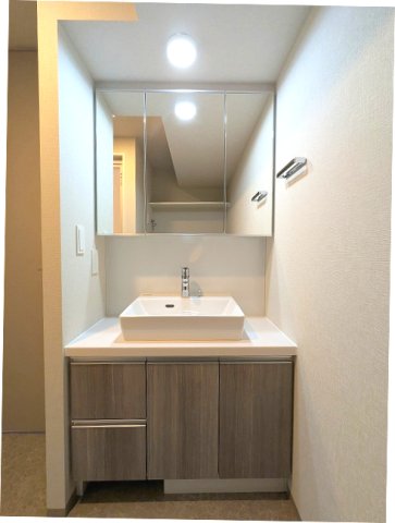 洗面設備　トイレと独立した洗面脱衣室、三面鏡付洗面台、左下にヘルスメー