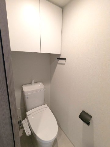 トイレ　洗面室と独立した温水洗浄便座です