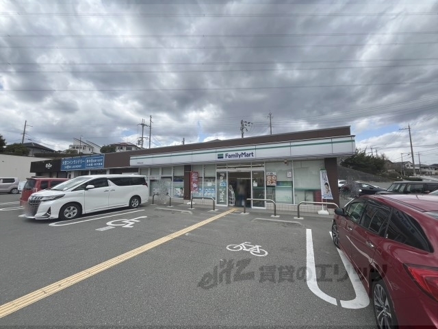 コンビニ　ファミリーマート香芝高山台店（コンビニ）まで450m