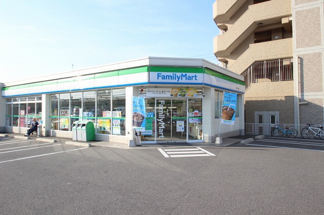 コンビニ　ファミリーマート　段原日出町店（コンビニ）まで200m