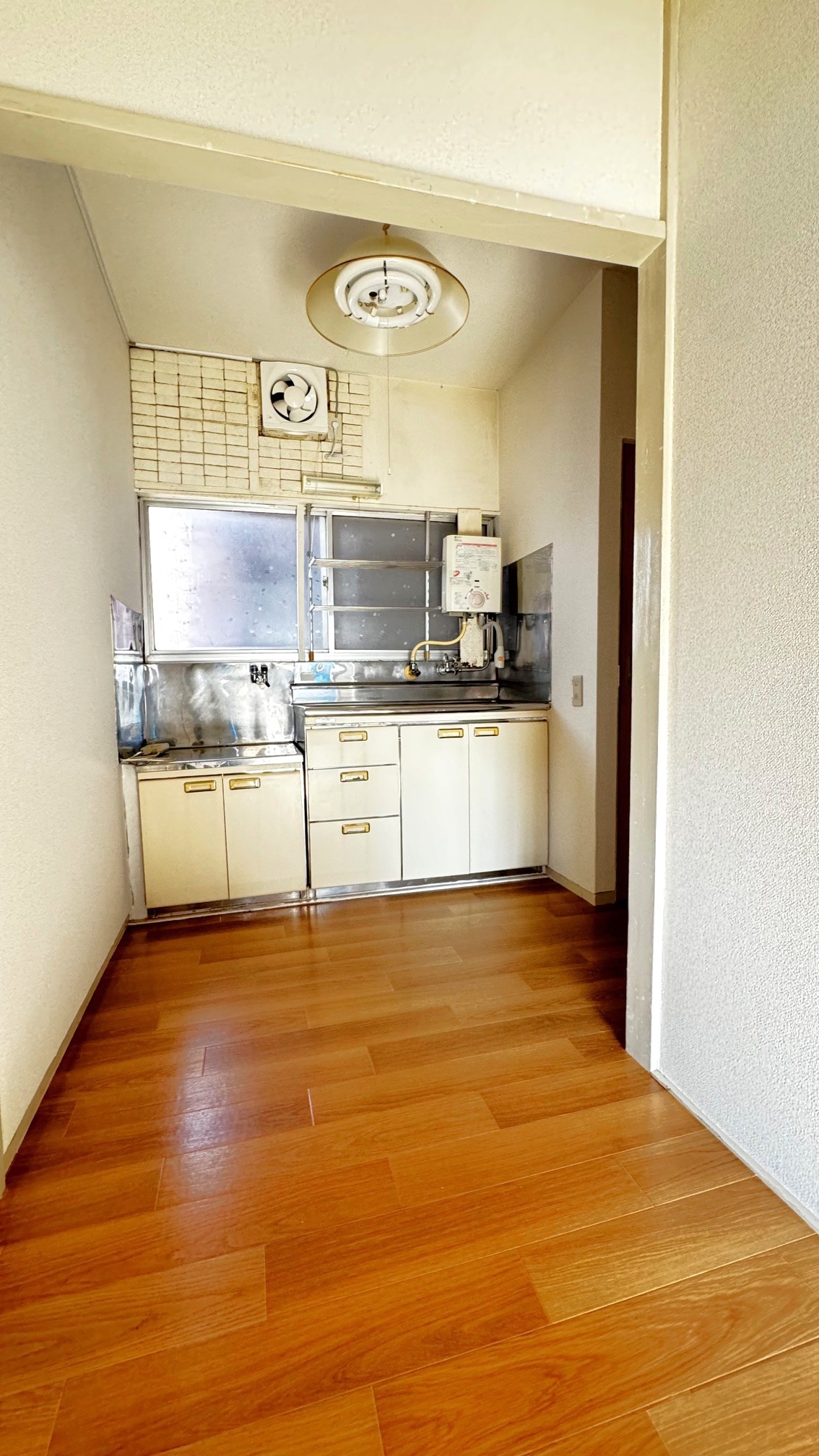 キッチン　老朽化により、キッチンのサッシの開閉不能