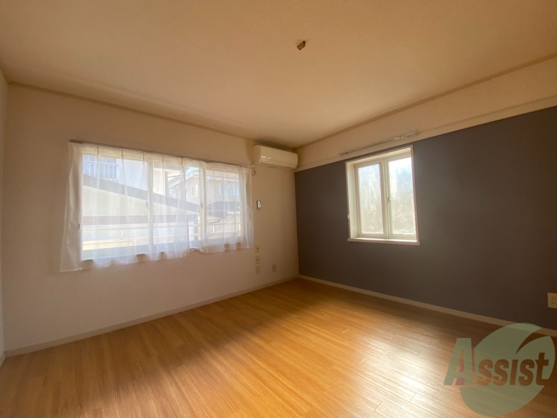 居室・リビング　８帖の洋室です。広々として、きれいですね。