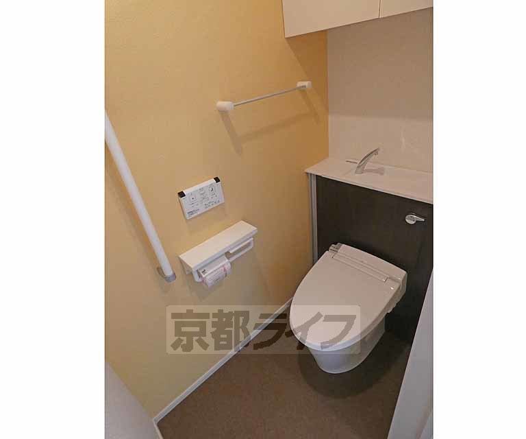 トイレ　ウォシュレット付のオシャレなお手洗いですね。