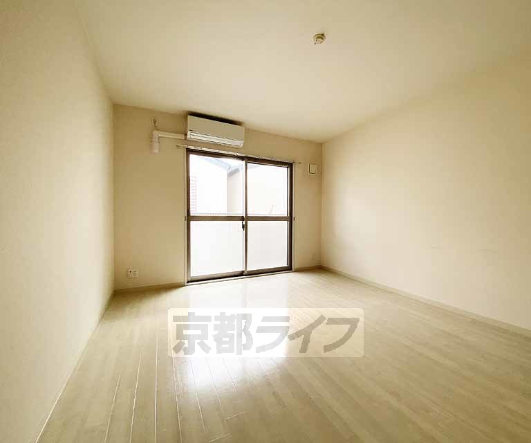 居室・リビング　白を基調としたお部屋です