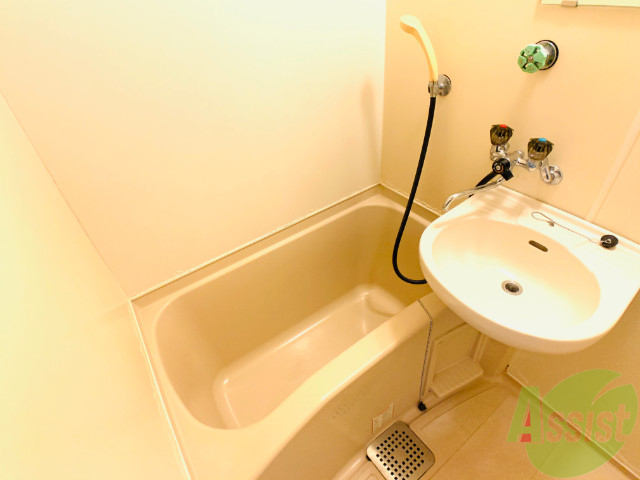 バス・シャワールーム　バスルームは狭すぎず、シャワーも浴びやすそうです。